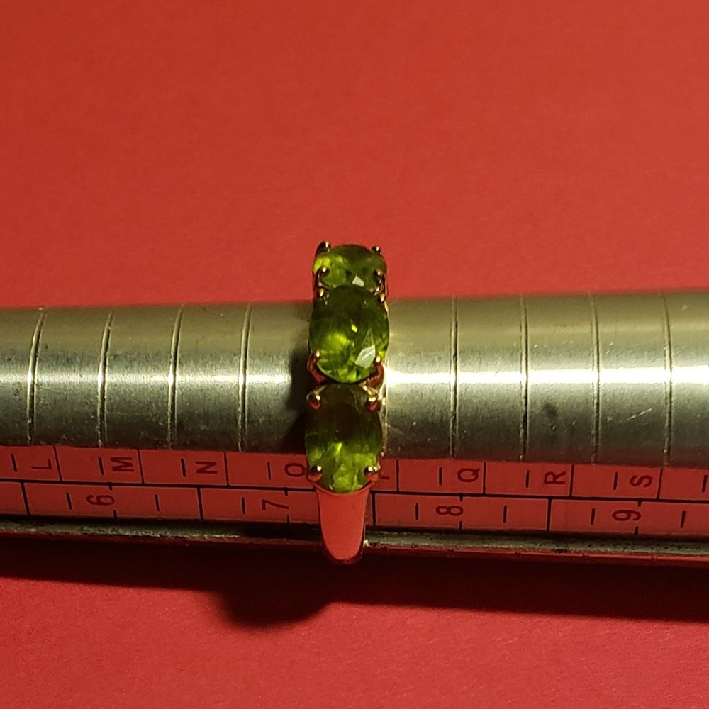 Vintage 14 K Gold 3 Stone Peridot women's ring - Picture 3 of 4